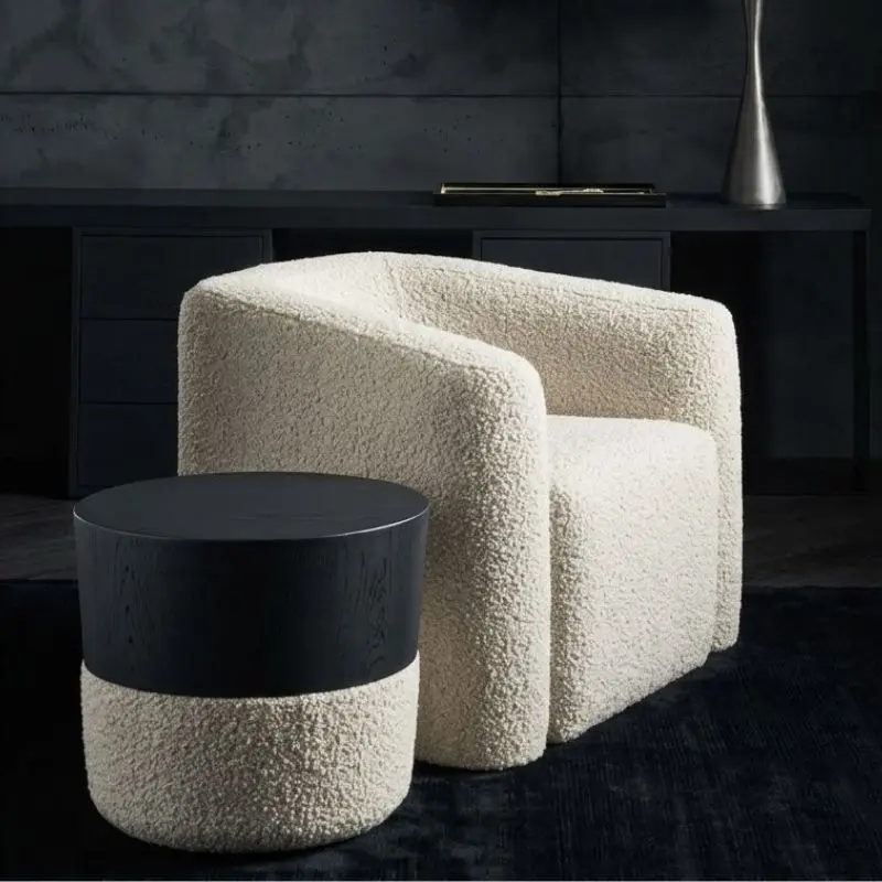 Caracole Kelly Hoppen FAYE 單人沙發搭配現代邊桌與客廳家具。 Caracole Kelly Hoppen FAYE 單人沙發搭配現代邊桌與客廳家具。