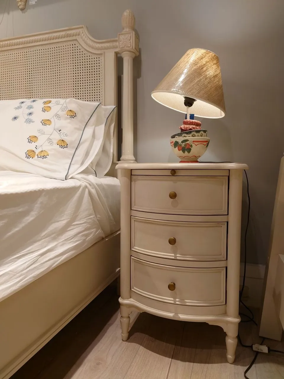 IVY 床頭櫃／三抽