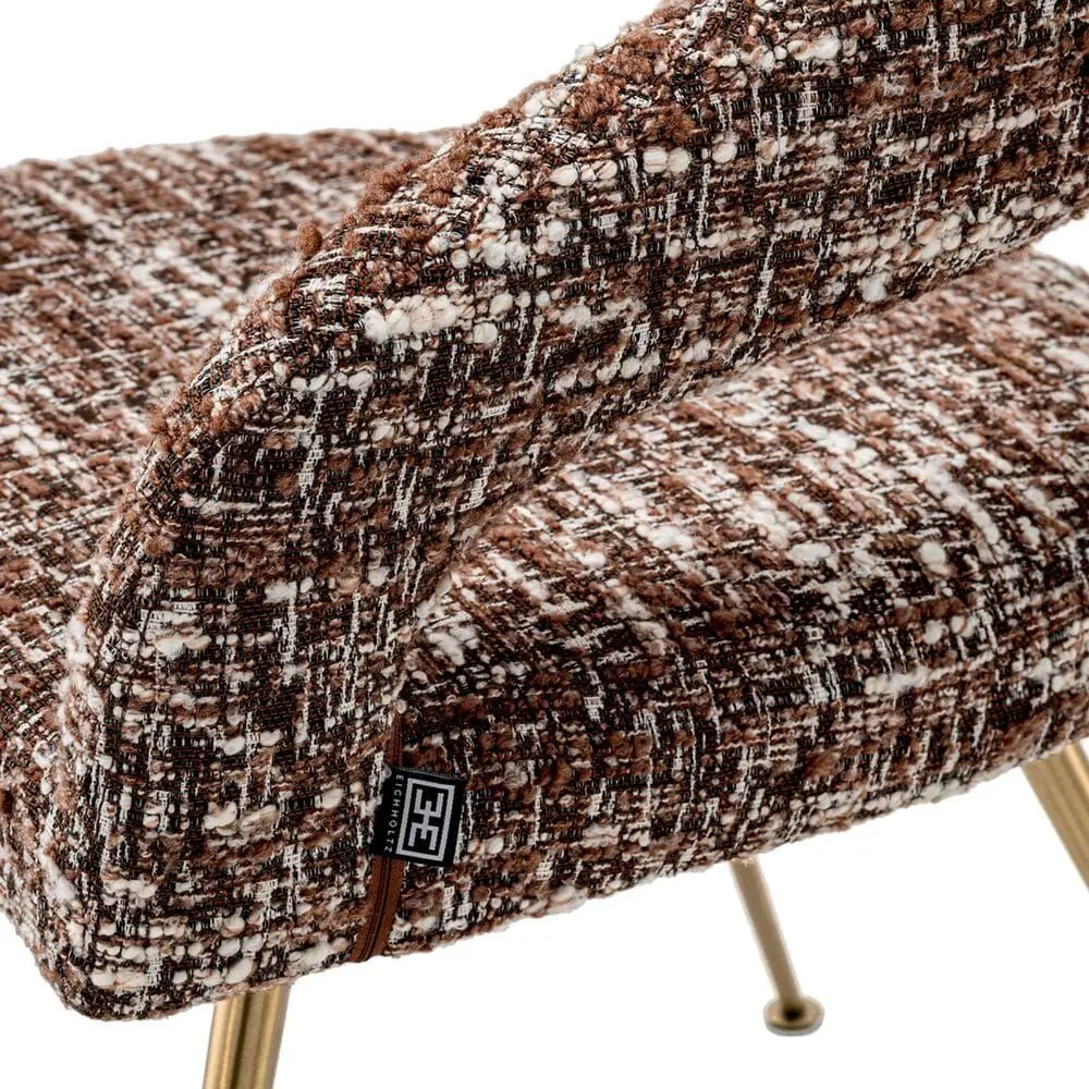 BRAVO 餐椅 Bouclé Sonata Red 布料、開放式椅背與拉絲黃銅椅腳細節。 BRAVO 餐椅 Bouclé Sonata Red 布料、開放式椅背與拉絲黃銅椅腳細節。