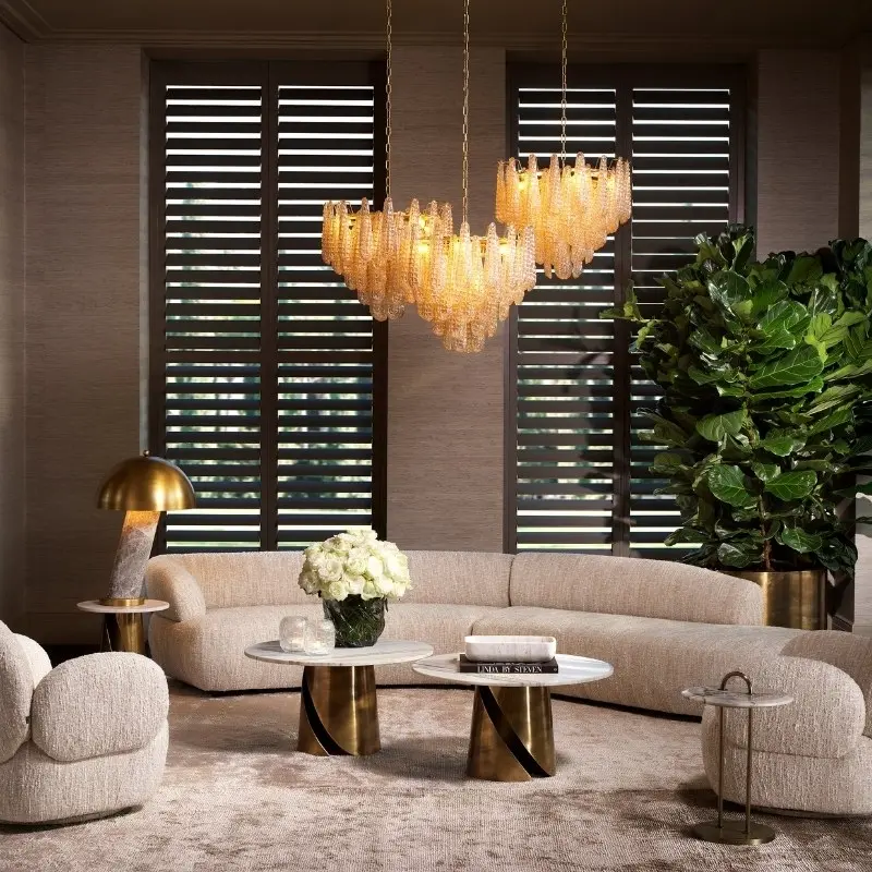 Eichholtz CORDOVA 多人布沙發搭配圓形茶几，打造 Contemporary Luxury 客廳空間。