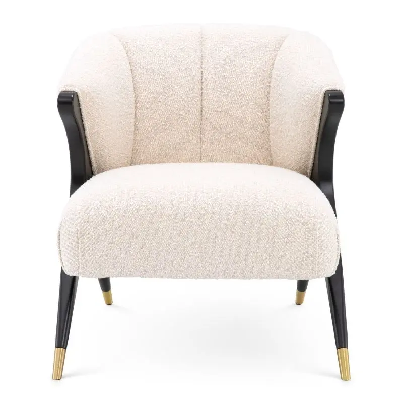 Eichholtz PAVONE 白色 Bouclé 羔羊毛單椅,搭配黑色木質框架與黃銅腳套。 Eichholtz PAVONE 白色 Bouclé 羔羊毛單椅,搭配黑色木質框架與黃銅腳套。