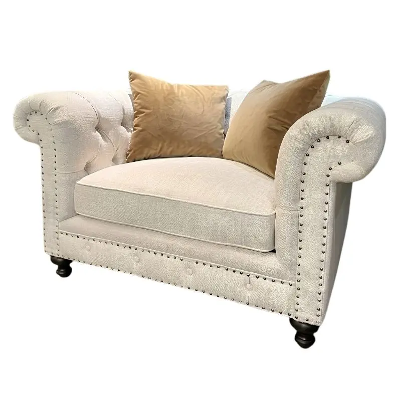Bernhardt LONDON Club Chair 1.5 人布沙發，採用外捲扶手、手工鉚釘飾邊與柔軟布料設計。