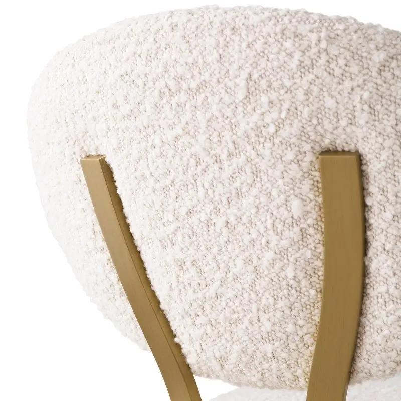 Bouclé Cream 織面布料搭配 Brushed Brass 金屬材質,展現 Contemporary Luxury 家具特色。 Bouclé Cream 織面布料搭配 Brushed Brass 金屬材質,展現 Contemporary Luxury 家具特色。