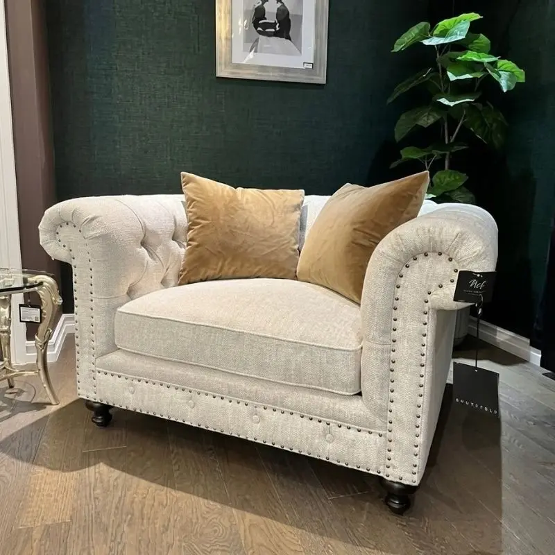 Bernhardt LONDON Club Chair 搭配木質邊桌與美式客廳家具。