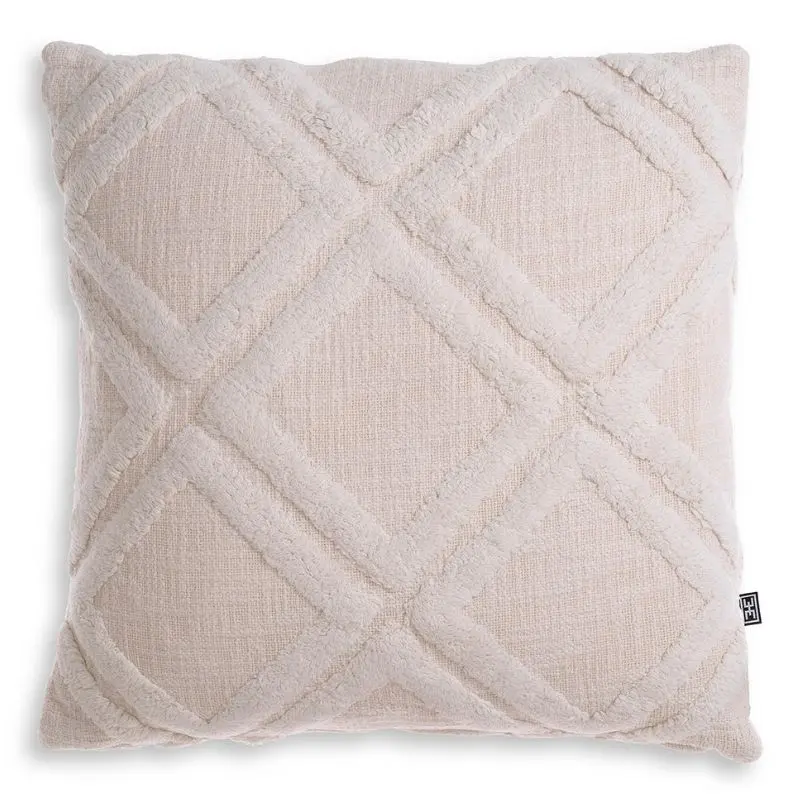 Eichholtz MARIS L 菱格紋米白抱枕，採用 100% Cotton 純棉材質與立體菱格簇絨設計，展現 Contemporary Luxury 居家