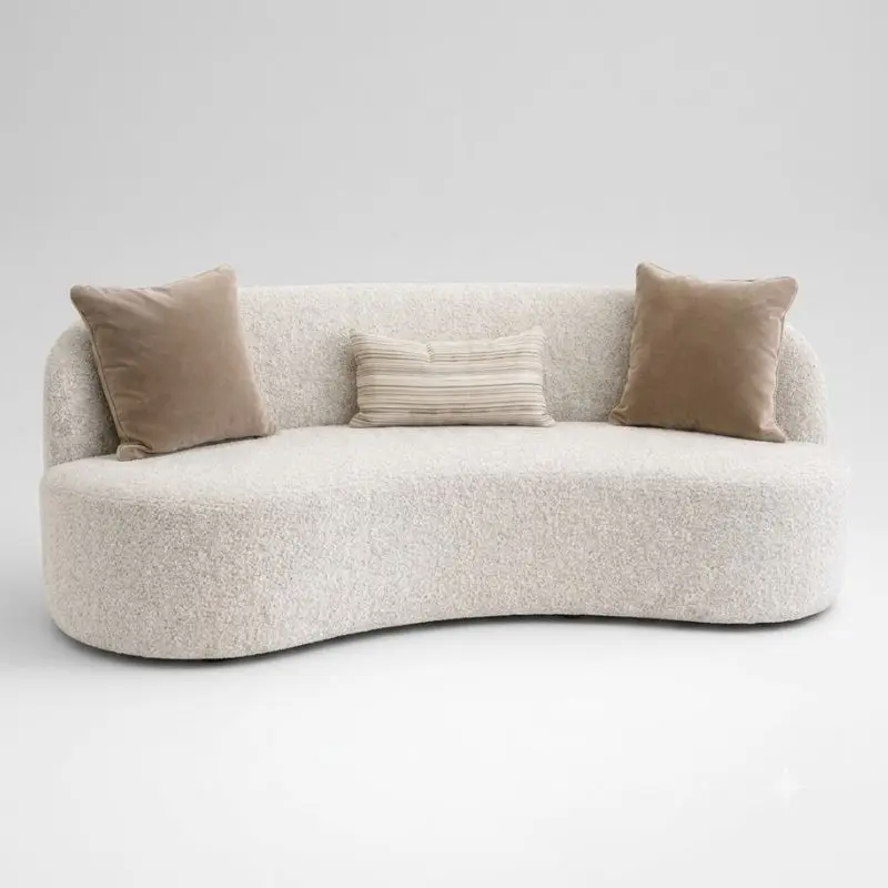 ELLE Fabric Sofa 布料紋理、圓弧曲線輪廓與坐墊細節。 ELLE Fabric Sofa 布料紋理、圓弧曲線輪廓與坐墊細節。