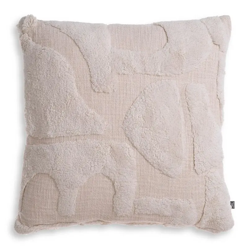 Eichholtz MENOS L 米白抱枕，100% Cotton 純棉材質搭配立體簇絨紋理，展現 Contemporary Luxury 居家風格。