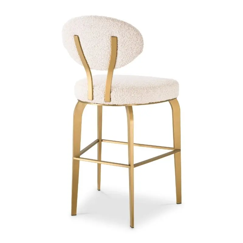 DORREGO Counter Stool 圓弧椅背設計與 Brushed Brass 金屬框架細節。 DORREGO Counter Stool 圓弧椅背設計與 Brushed Brass 金屬框架細節。