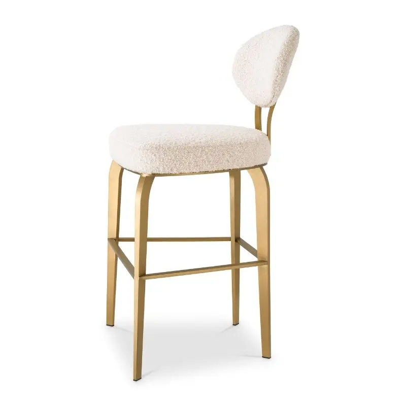 Eichholtz DORREGO Counter Stool 配置於開放式 Kitchen Island,打造現代美式餐廚空間。 Eichholtz DORREGO Counter Stool 配置於開放式 Kitchen Island,打造現代美式餐廚空間。