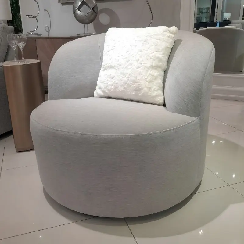 Bernhardt Elle 布旋轉椅灰色布料紋理與圓弧椅身細節。 Bernhardt Elle 布旋轉椅灰色布料紋理與圓弧椅身細節。